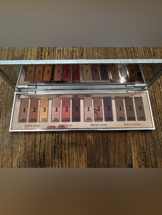 Charlotte Tilbury Other - Charlotte Tilbury Glow Eyeshadow Palette — Rose, Gold, Bronze & Plum Mix